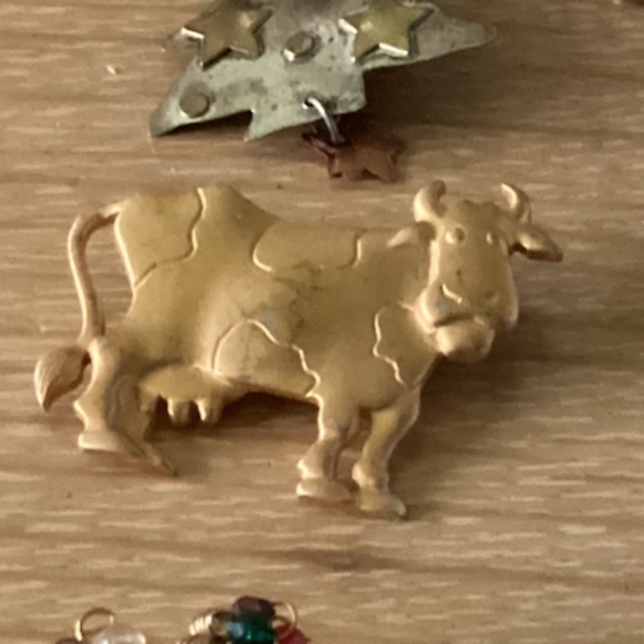 Pins - Christmas; Tennis; Cows; Mother. - Picture 4 of 8